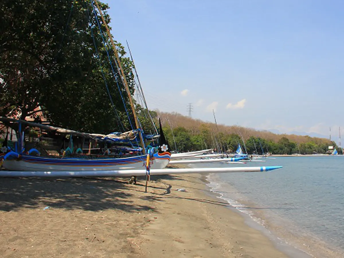 Libur Lebaran di Pantai Pasir Putih Situbondo Tujuan Wisata yang Ramai Dikunjungi