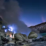 Petualangan Menyaksikan Keajaiban Alam! Memikatnya Api Biru yang Menggelora Dari Kawah Ijen
