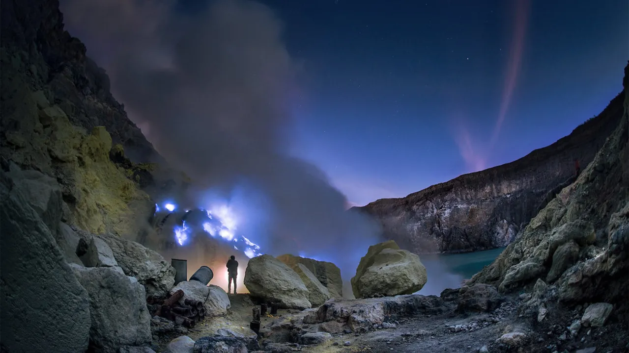 Petualangan Menyaksikan Keajaiban Alam! Memikatnya Api Biru yang Menggelora Dari Kawah Ijen