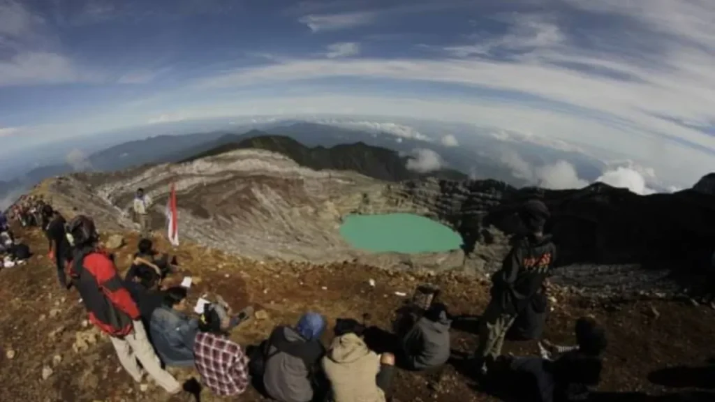 Mengungkap Fenomena Alam yang Memikat Pada Warna Air Danau Kawah Gunung Dempo