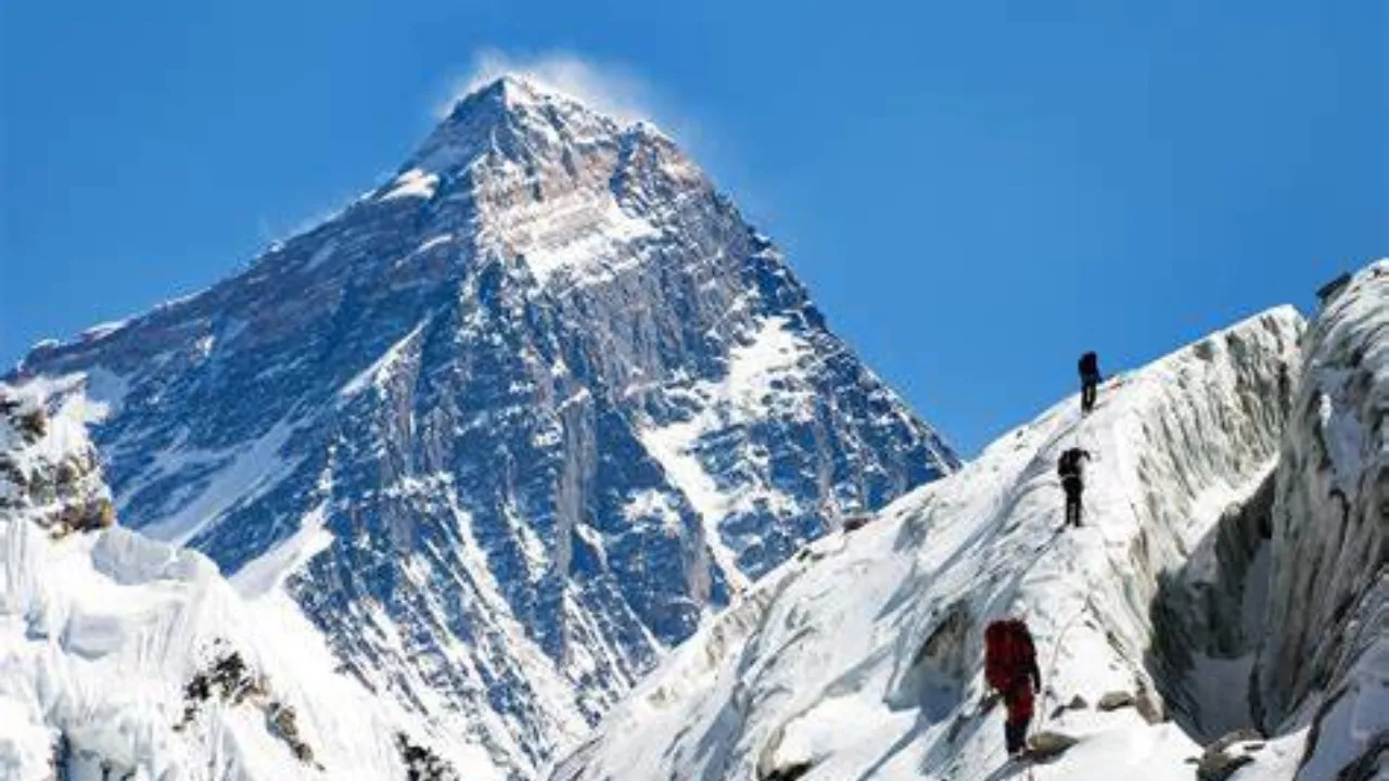 Petualangan Mendaki Gunung Everest, Tempat Wisata Ekstrem dengan Suhu Dingin