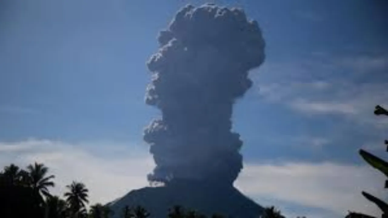 Letusan Gunung Ibu Dinihari Menghasilkan Awan Abu Setinggi Empat Kilometer