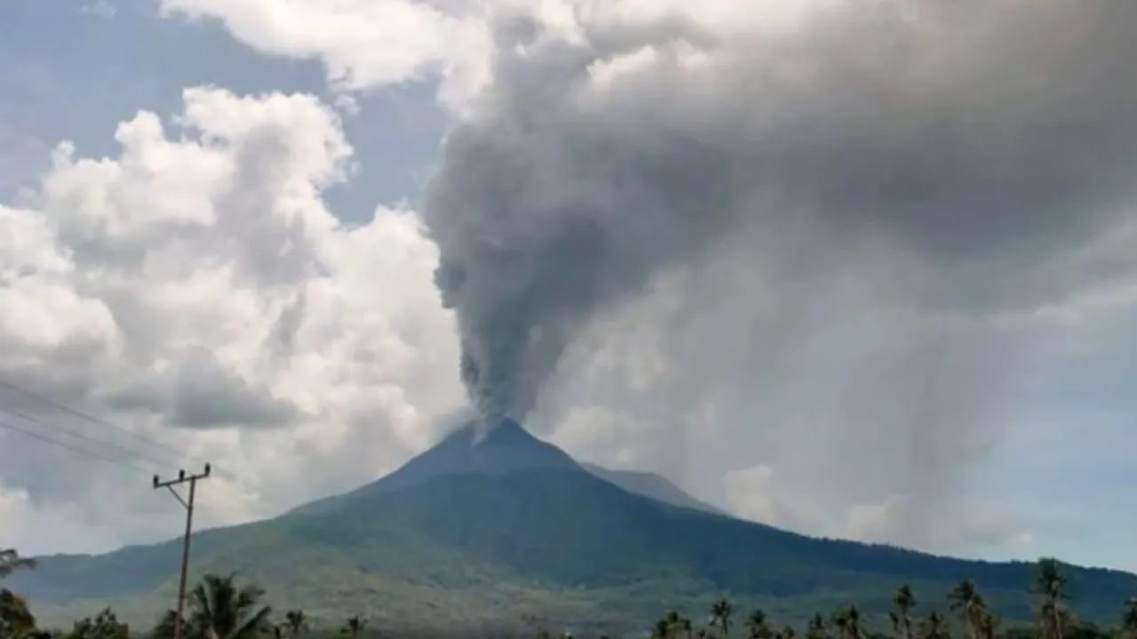 PVMBG Minta Masyarakat Waspada! Gunung Lewotobi Laki-laki Meletus