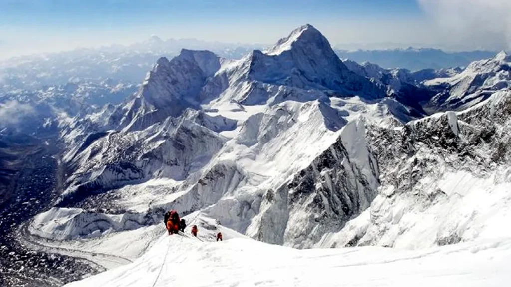 Gunung Everest Tumbuh Lebih Tinggi Secara Perlahan