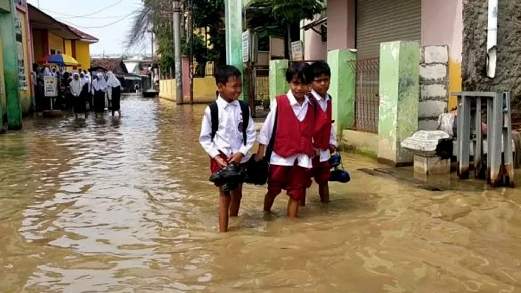 Banjir Rob Menghantam Kandanghaur di Indramayu KBM Sekolah Dibubarkan