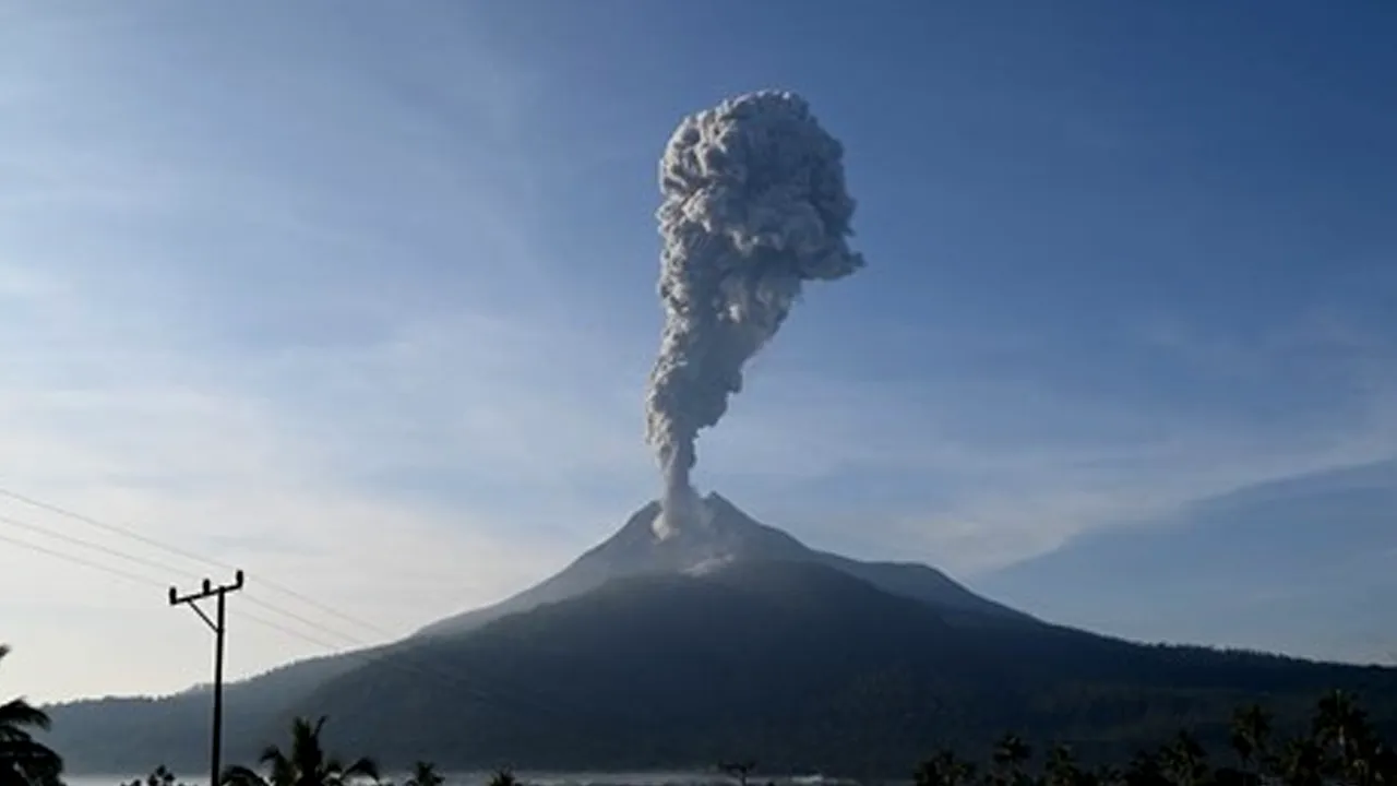 Gunung Lewotobi Laki-laki Meletus Warga Diminta Siaga