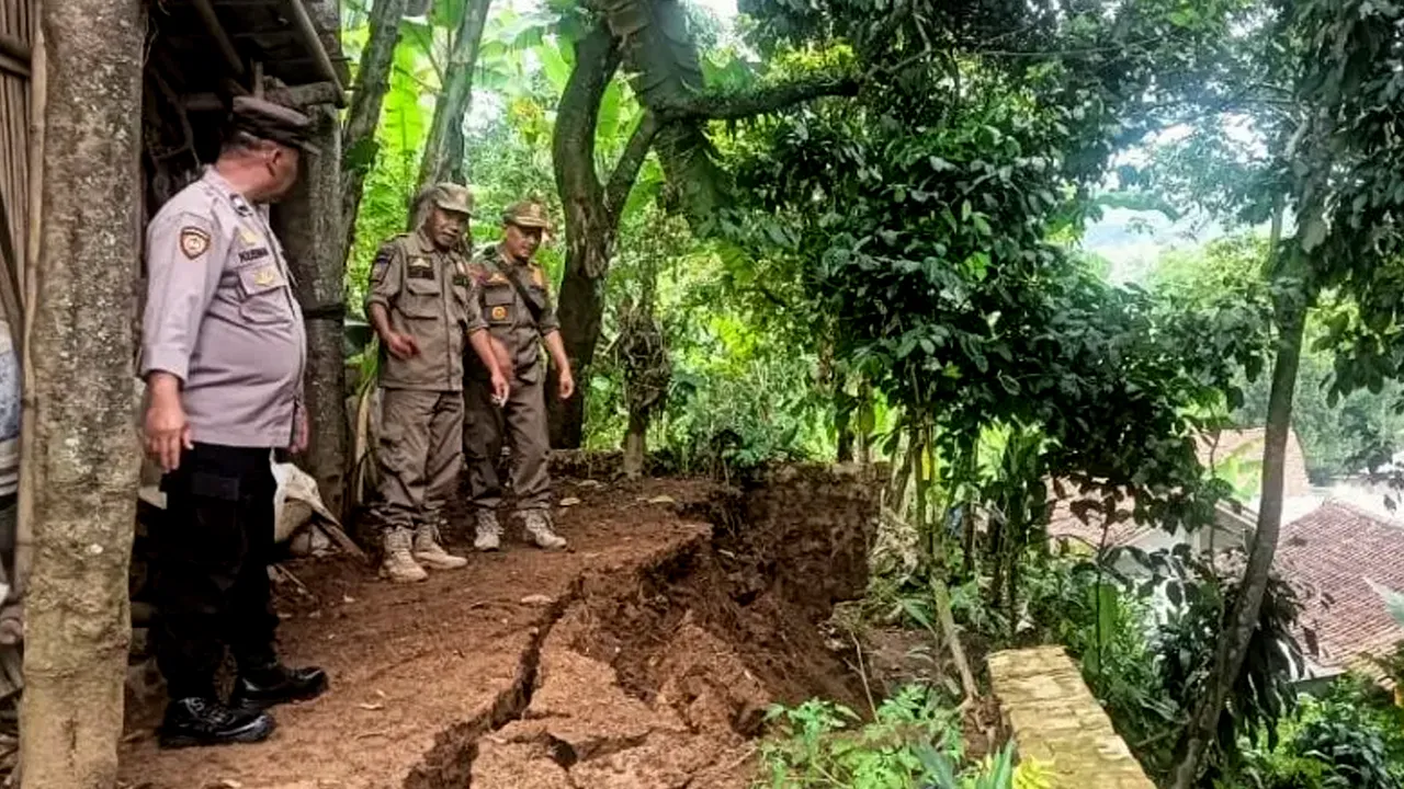 Hujan Deras Memicu Longsor Banjir dan Angin Kencang di Sukabumi