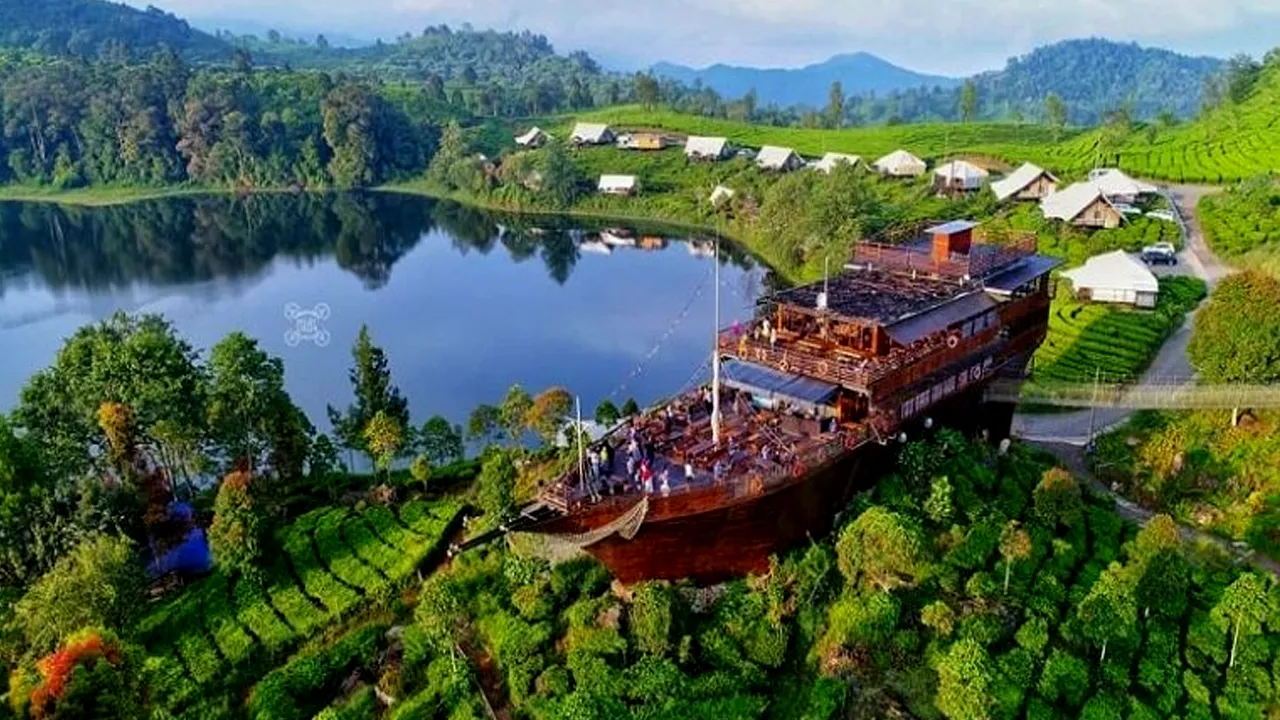 Mengintip Danau Bandung di Ketinggian 1600 MDPL