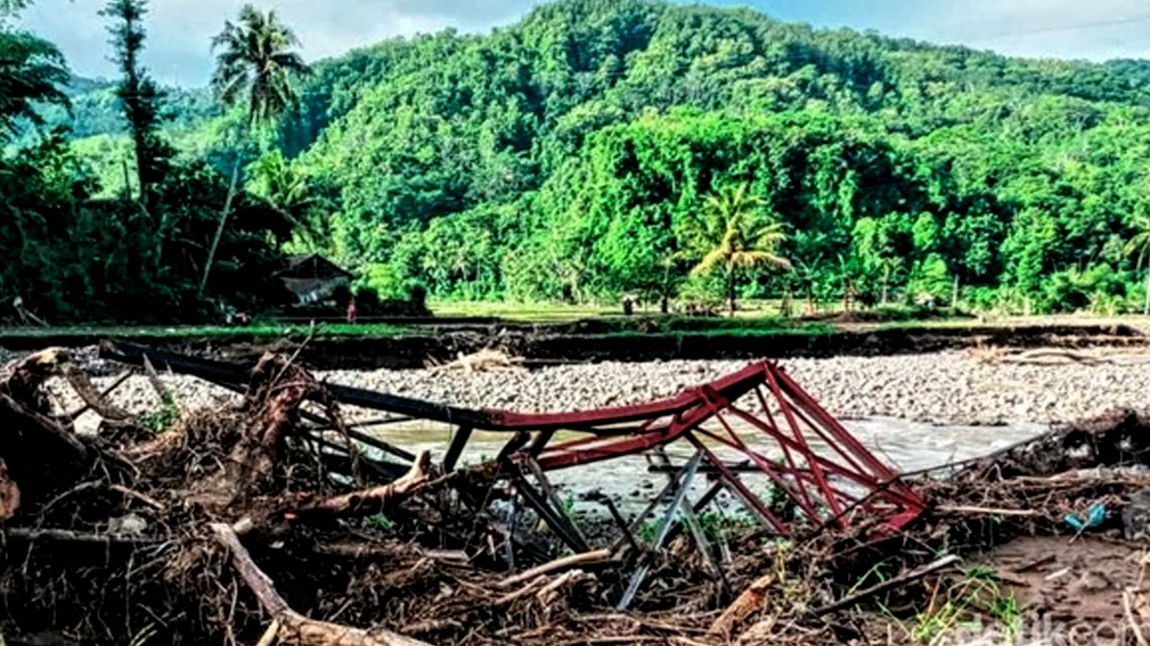 Banjir Bandang Hancurkan Jembatan Cikadaka