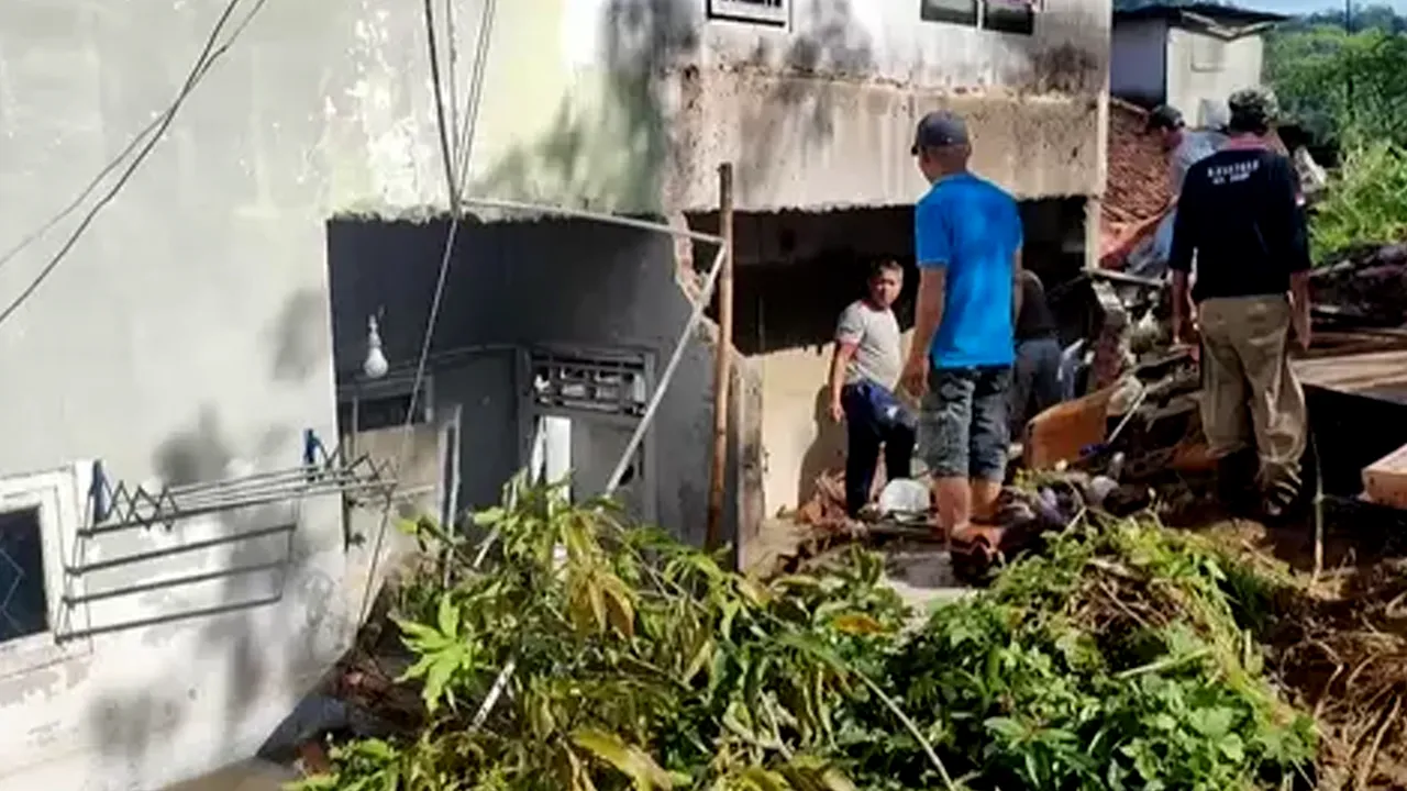 Tiga Rumah di Kuningan Hancur Akibat Longsor